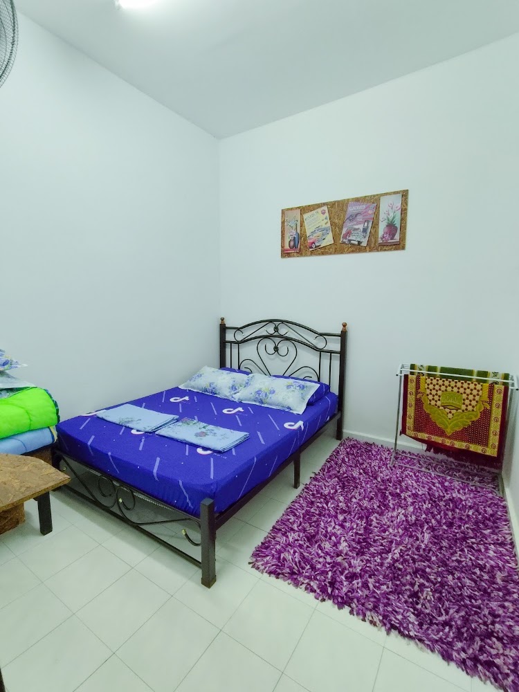 HOLIDAY HOMESTAY
