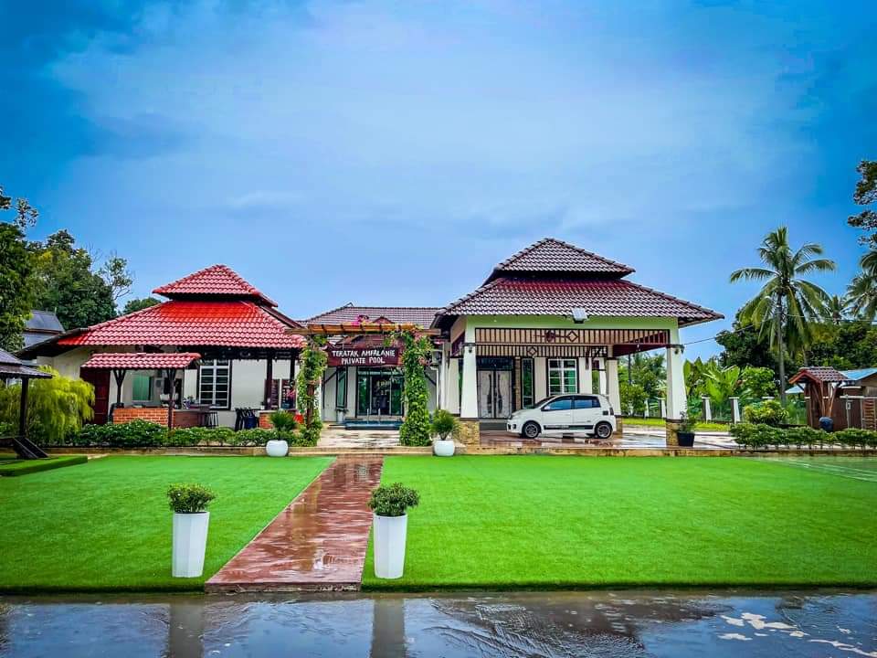 Teratak Amfalanie_Private Pool