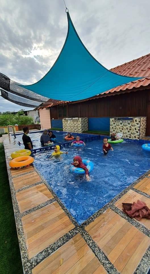 HOUSE VILLAGE & POOL